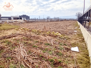 Zemljište pored magistralnog puta, Stjepan polje, Gračanica, površine 3.148 m2 sa izgrađenim stambenim objektom