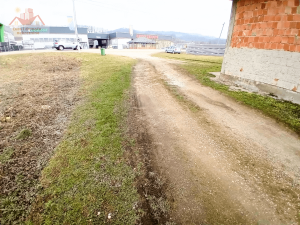 Zemljište pored magistralnog puta, Stjepan polje, Gračanica, površine 3.148 m2 sa izgrađenim stambenim objektom