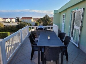 Trosobni apartman 80 m2, sa garažom. 250 m od mora