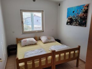 Trosobni apartman 80 m2, sa garažom. 250 m od mora
