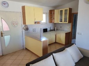 Trosobni apartman 80 m2, sa garažom. 250 m od mora