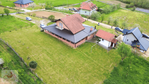 Prodaje se! Kuća u Pribavi. Udaljena 1,2 km od magistralnog puta M4