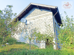 Prodaje se kuća u Klokotnici. Okružena prostranom livadom i šumom