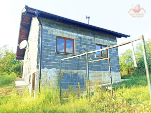 Prodaje se kuća u Klokotnici. Okružena prostranom livadom i šumom