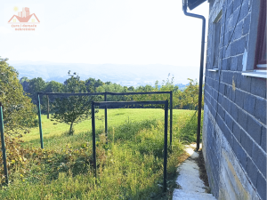 Prodaje se kuća u Klokotnici. Okružena prostranom livadom i šumom