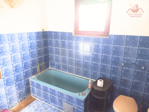 Prodaje se kuća u Klokotnici. Okružena prostranom livadom i šumom