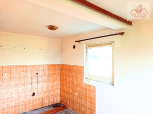 Prodaje se kuća u Klokotnici. Okružena prostranom livadom i šumom