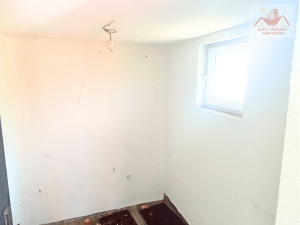 Prodaje se kuća u Klokotnici. Okružena prostranom livadom i šumom