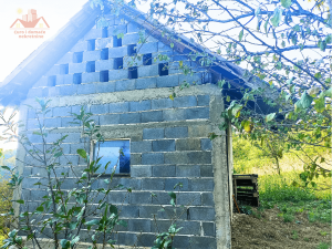 Prodaje se kuća u Klokotnici. Okružena prostranom livadom i šumom