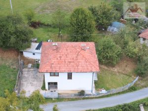 Prodaje se! Kuća sa dvorištem 732 m2. Naselje Javor, Gračanica