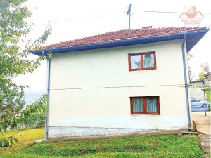 Prodaje se! Kuća sa dvorištem 732 m2. Naselje Javor, Gračanica