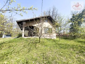 Prodaje se! Zemljište sa objektima i svim priključcima, pogodnih za kuću ili vikendicu u Gračanici, naselje Drafnići