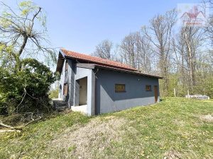 Prodaje se! Zemljište sa objektima i svim priključcima, pogodnih za kuću ili vikendicu u Gračanici, naselje Drafnići