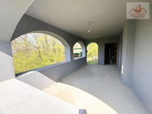 Prodaje se! Zemljište sa objektima i svim priključcima, pogodnih za kuću ili vikendicu u Gračanici, naselje Drafnići