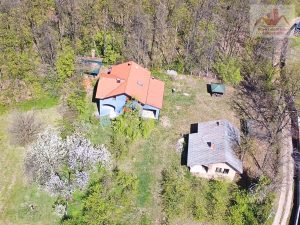 Prodaje se! Zemljište sa objektima i svim priključcima, pogodnih za kuću ili vikendicu u Gračanici, naselje Drafnići