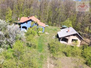 Prodaje se! Zemljište sa objektima i svim priključcima, pogodnih za kuću ili vikendicu u Gračanici, naselje Drafnići