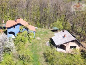 Prodaje se! Zemljište sa objektima i svim priključcima, pogodnih za kuću ili vikendicu u Gračanici, naselje Drafnići