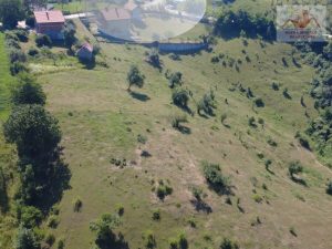 Prodaje se 2,3 hektara zemljišta sa izgrađenom kućom. Lendići, Gračanica
