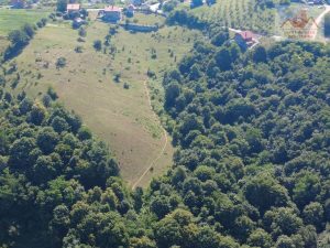 Prodaje se 2,3 hektara zemljišta sa izgrađenom kućom. Lendići, Gračanica
